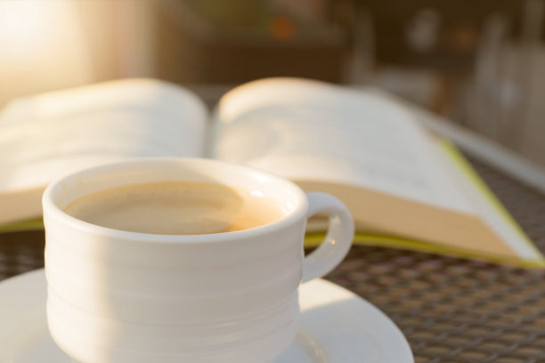 桌上有咖啡和书图片下载