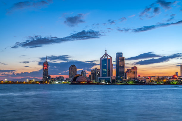 青岛美丽的海岸线和城市建筑景观图片下载