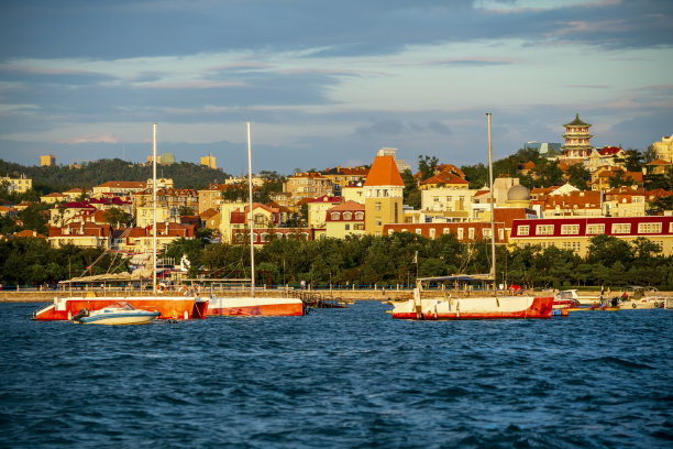 青岛美丽的海岸线和城市建筑景观图片下载