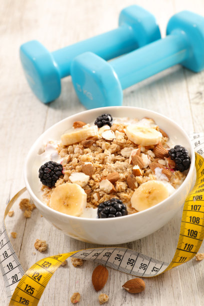 健康早餐与什锦麦片，水果和仪表概念图片下载