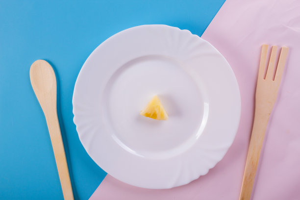 蓝色背景上的菠萝片图片下载