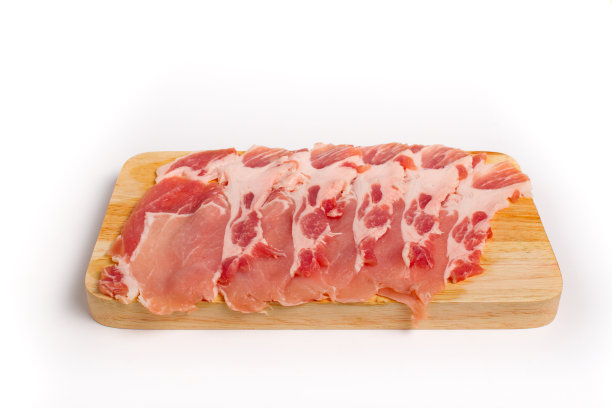 新鲜的猪肉切片在白色的木盘子孤立在白色的背景和剪切路径图片下载