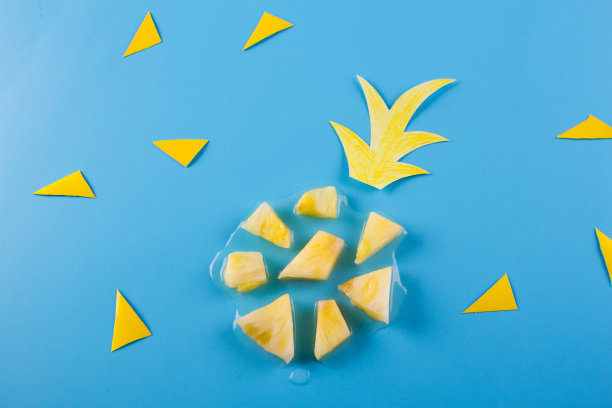 蓝色背景上的菠萝片图片下载