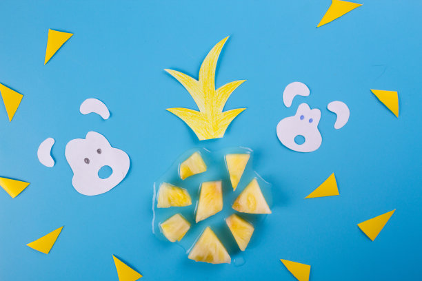 蓝色背景上的菠萝片图片下载