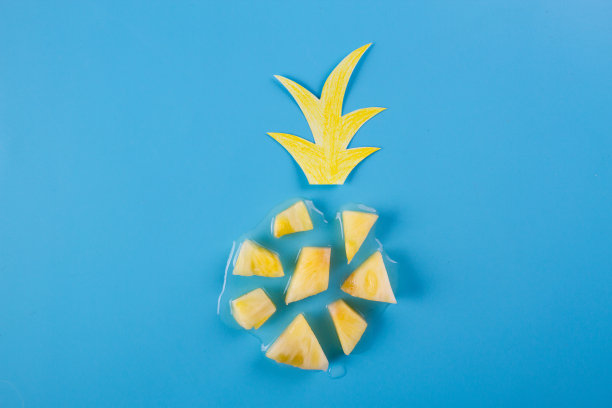 蓝色背景上的菠萝片图片下载