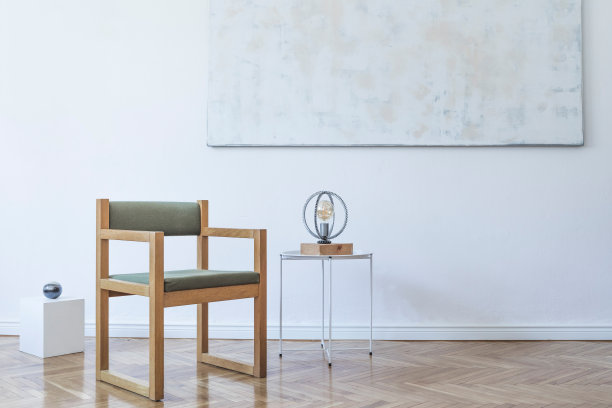 简约现代的室内开放空间，设计绿色和木制扶手椅，白色咖啡桌，时尚的灯和优雅的配件。白色墙壁上的抽象画。家居装饰。图片下载