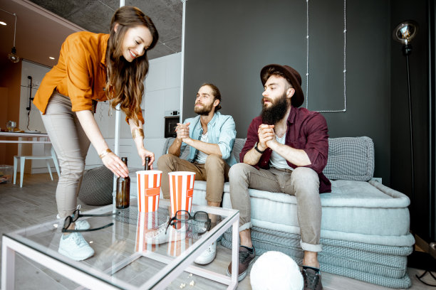 朋友们在家看足球图片下载