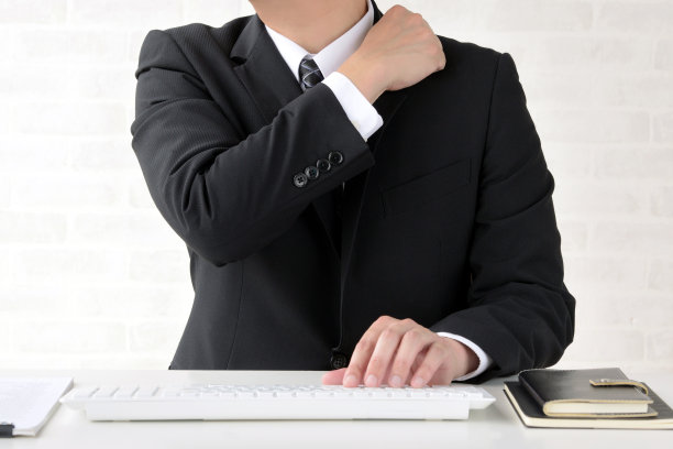 有僵硬肩膀问题的商人图片下载