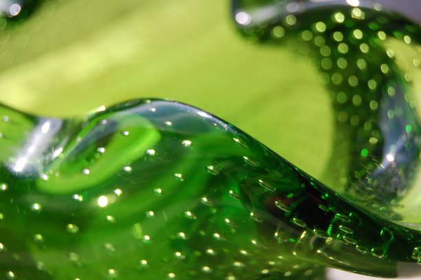 近距离观察一个绿色的玻璃碗，里面有气泡。图片下载