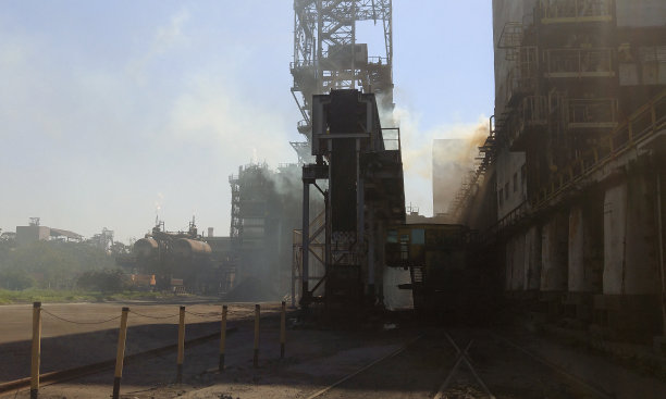 从焦炭输送车看焦化厂图片下载