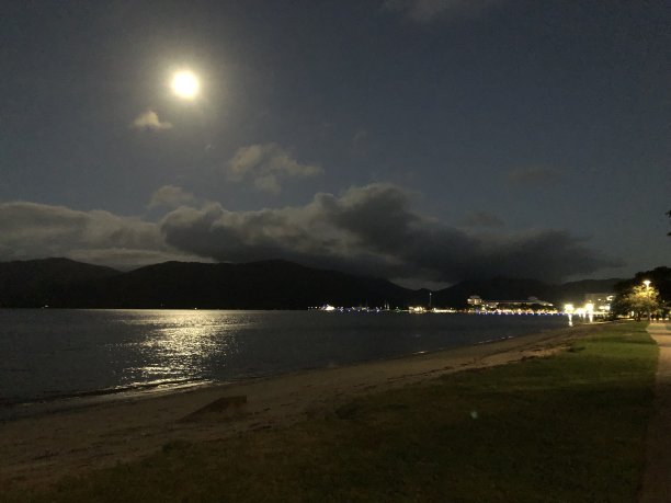 大自然和月亮图片下载