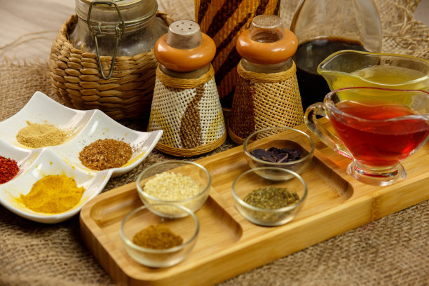不同种类的香料装在不同的容器里，放在木头和帆布上图片下载