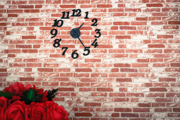 咖啡馆、背景和复制空间的带有时钟的砖墙。图片下载