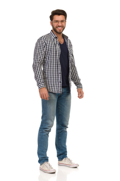 穿着运动鞋、牛仔裤、伐木工人衬衫和眼镜的微笑男人正站在镜头前图片下载