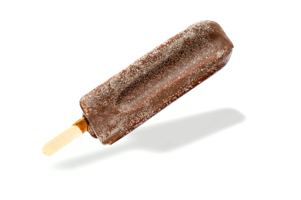 冰淇淋棒棒糖在巧克力釉特写与冷凝和糖霜，与阴影孤立在白色背景。图片下载