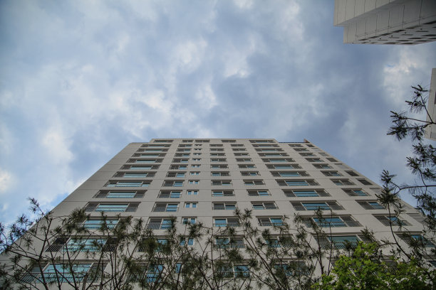 乌云密布的天空——从建筑的底部凝视图片下载