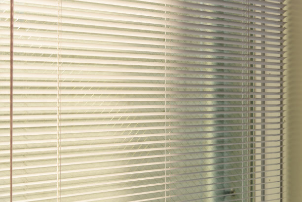 铝百叶窗，阳光从窗户射进来。室内装饰图片下载