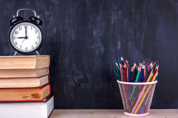 学校用的彩色铅笔和记号笔。学生文具-剪刀，卷笔刀，橡皮在购物车里图片下载