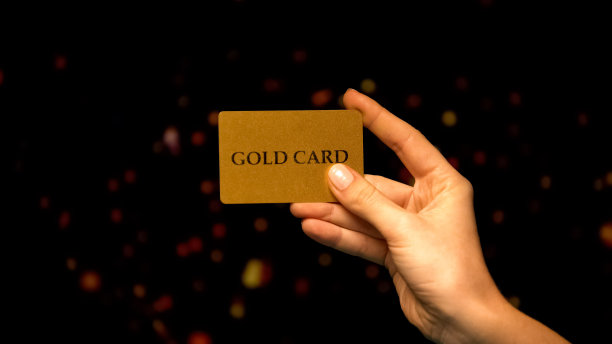 女性手握金卡，背景熠熠生辉，生活富裕，VIP会所图片下载