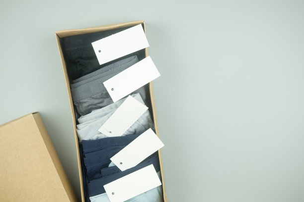 棕色盒子里的男内衣，上面有空白标签图片下载