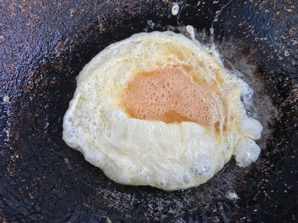 煎蛋卷在平底锅中滚烫，煎蛋，蛋的蛋白质，蛋的菜肴，蛋的营养图片下载