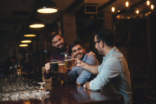 男人们在酒吧看足球，喝啤酒图片下载