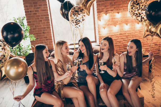 近距离的照片五美丽的惊人的她她的女士短裤热的裸腿臀部床亚麻布床单叮叮当当告诉说听烤面包睡觉服装朋友白天晚上结婚新娘房间室内图片下载