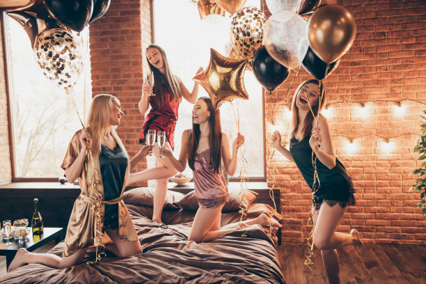 近距离照片五美丽的她她的别致别致的女士们小醉跳舞床单聚集装饰的房间意外的事件未来的婚礼祝贺碰杯晚上晚上房间室内图片下载