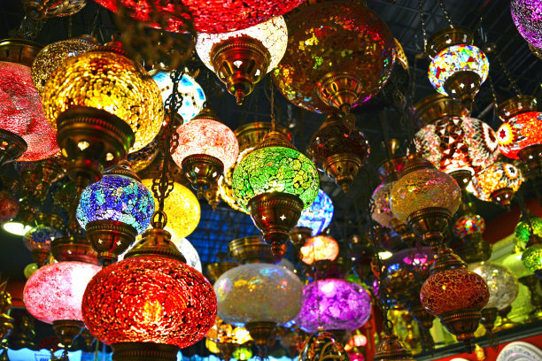 伊斯坦布尔一家商店橱窗里五颜六色的东方灯具图片下载