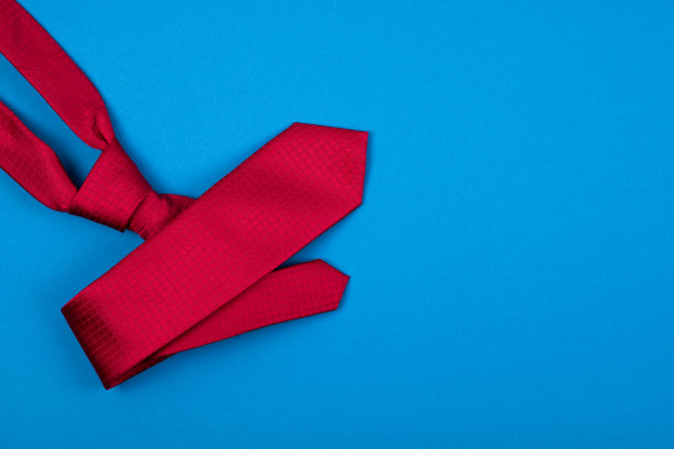 蓝青色背景上的红色领结。时尚男人的概念。文本。图片下载
