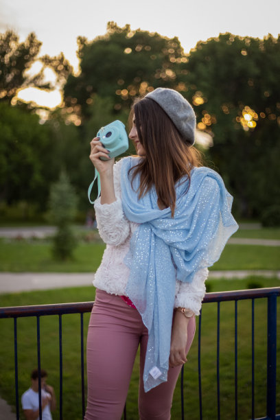 小女孩在户外拍照图片下载