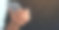 近距离退休的老年妇女手持智能手机观看娱乐媒体上的网站，在家中客厅老年人的良好生活方式的概念图片下载