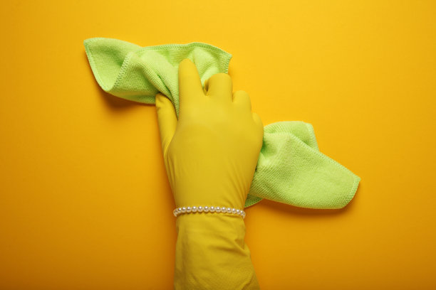 歧视和羞辱女性，手用珍珠手链手套清洗。妇女家务，性别平等图片下载