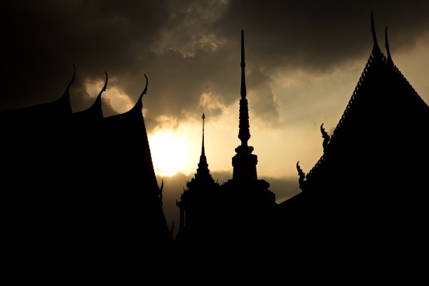 日落时建筑物的轮廓图片下载