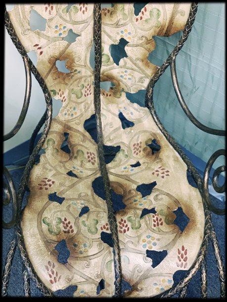 奇怪的旧椅子图片下载