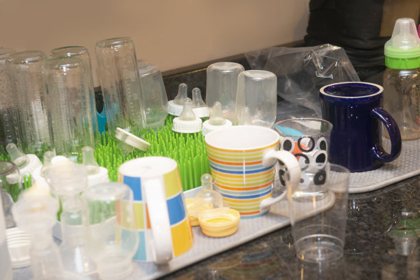 清洗奶瓶图片下载