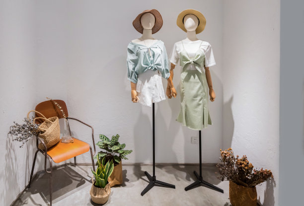 购物中心橱窗里的时尚女装图片下载