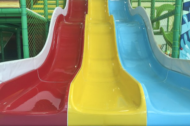 五彩缤纷的滑块在操场上供孩子们玩耍。图片下载