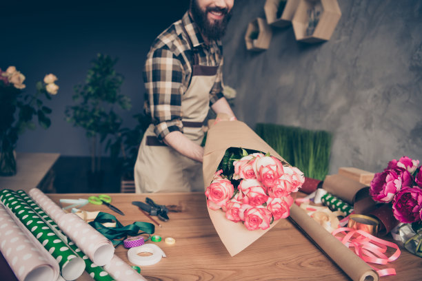 英俊漂亮的千禧青年的裁剪视图照片牵手惊喜女人天3月8日婚礼感觉内容享受新鲜植物自然书桌桌面占领图片下载