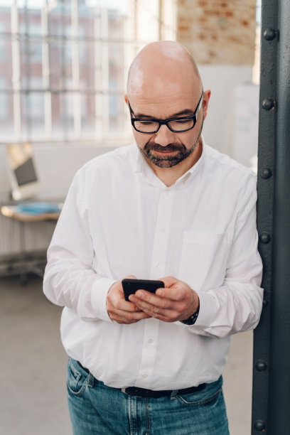 一个商人在看手机上的信息图片下载