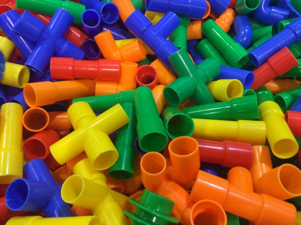 五颜六色的儿童塑料管接头。图片下载