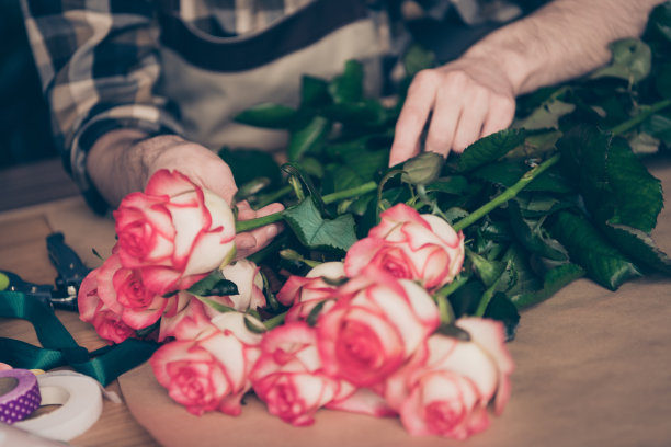 裁剪视图照片英俊的助理自由职业者千禧青年触摸自然环境礼物节日3月8日穿格子现代服装橘色图片下载
