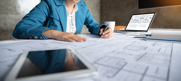 女建筑师设计师绘制蓝图。图片下载