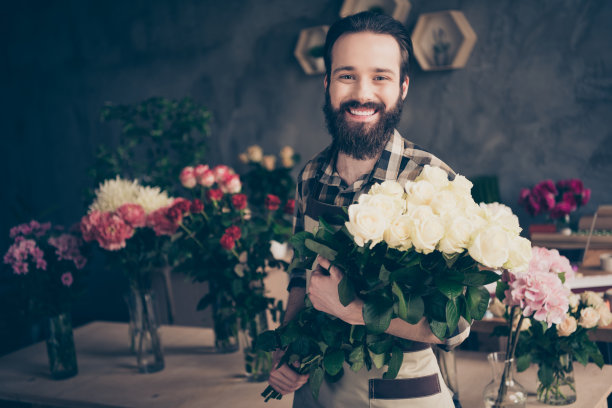 特写照片迷人可爱甜蜜的男人牵手品种小企业代表内容惊喜周年庆典享受自然花卉穿着格子现代青年服装墙橙图片下载