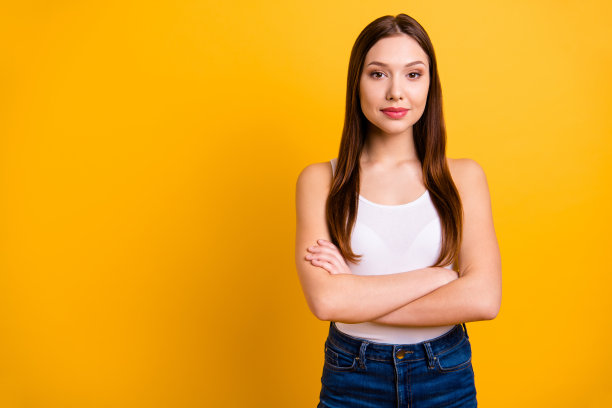 特写照片美丽惊人的她她的女士理想完美的外表双臂交叉可靠的职业人保证客户最好的质量穿休闲的白色背心孤立的亮黄色背景图片下载