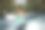 靠近海岸的冲浪板上的运动冲浪女孩图片下载