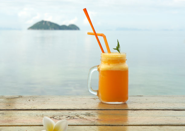 夏日鸡尾酒，搭配各种热带水果图片下载