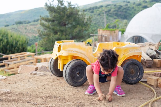 小女孩在郊外玩耍图片下载