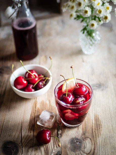 乡村风格的樱桃柠檬汁图片下载