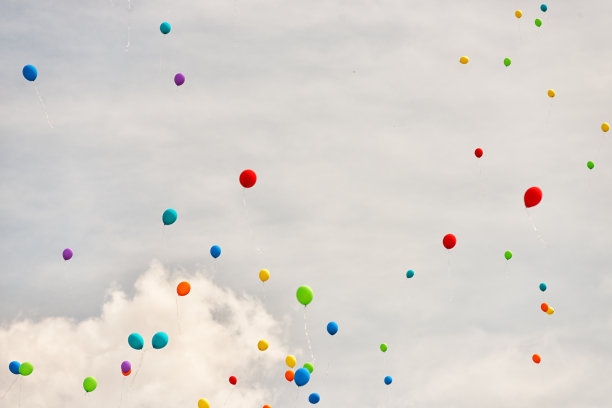 气球在多云的白色背景天空图片下载